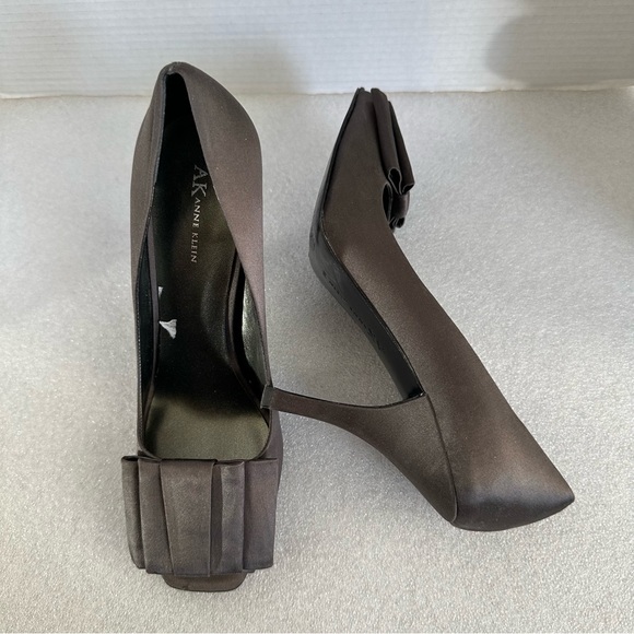 Anne Klein Women’s Peep Toe w Bow 4” Heel Olive Gray Shoes Sz 10M - Picture 1 of 9